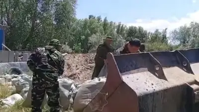 В ВКО показали, как укрепляют насыпь на реке Кара Ертис, фото - Новости Zakon.kz от 29.05.2024 08:34