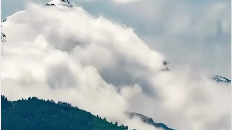 Фотограф показал фантастические облака над горами близ Алматы