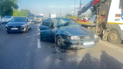 Массовая авария на проспекте Рыскулова в Алматы