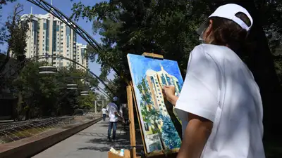 художник рисует Алматы
