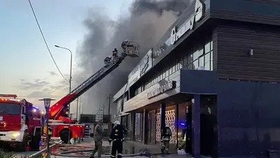 Крупный пожар произошел в караоке-баре в Атырау