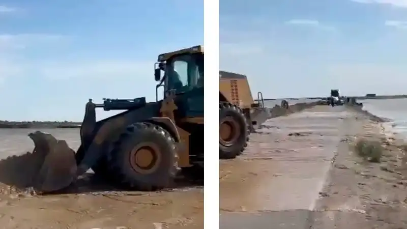 Защитные дамбы убирают с трассы в Атырауской области