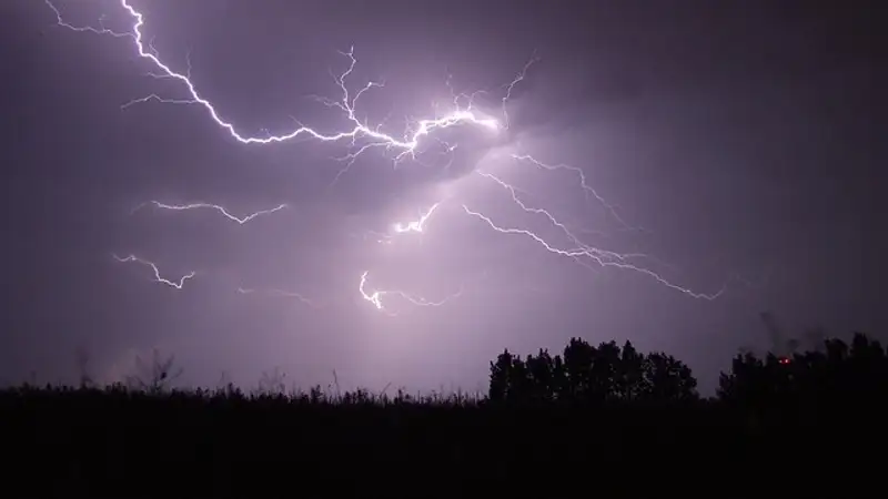 Момент гибели пенсионера от удара молнии в России попал на видео