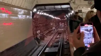 пассажиров метро экстренно эвакуируют в Москве