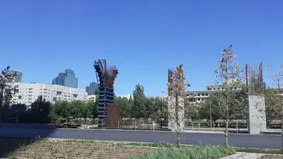 В Астане грузовик снес опору ЛРТ, фото - Новости Zakon.kz от 31.05.2024 11:03