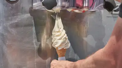 набирание аппаратного мороженого, мягкое мороженое