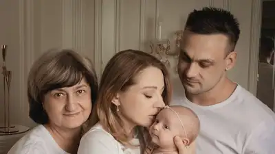 Супруга Ильи Ильина опубликовало милое семейное фото со свекровью, мужем и дочкой