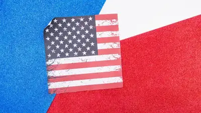 флаг США на фоне синего, белого и красного
