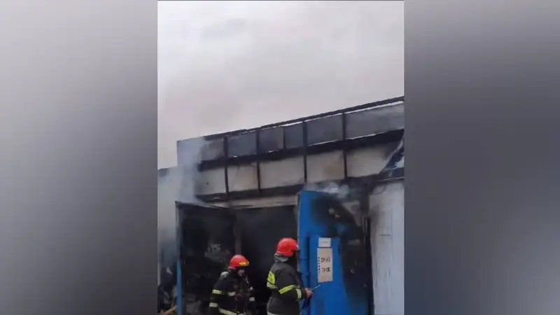 В Павлодаре загорелось СТО: пострадало три авто