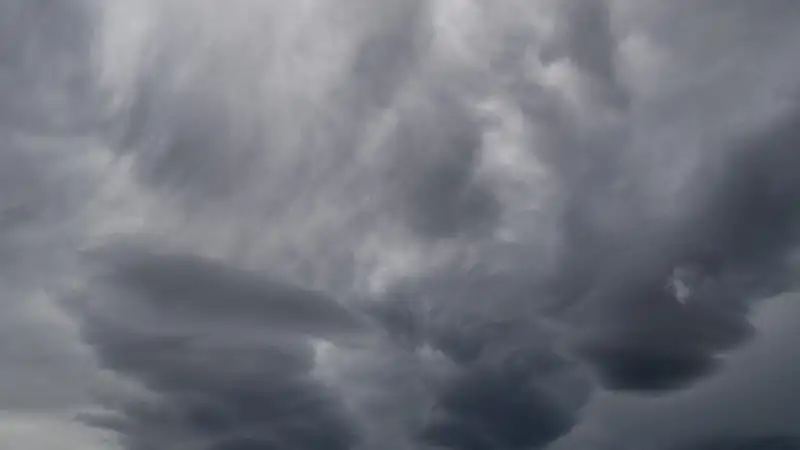 Ветер, гроза и заморозки: в 14 областях объявлено штормовое предупреждение