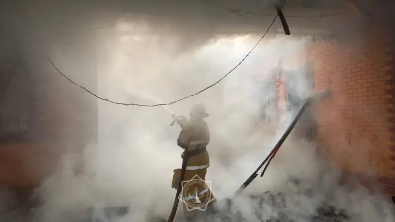 В Алматинской области горели хозпостройки