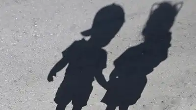 Кадры спасения ребенка, застрявшего в железном кольце, попали на видео в Павлодаре
