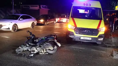 Мопедист разбился насмерть, врезавшись на полном ходу во внедорожник в Алматы , фото - Новости Zakon.kz от 03.06.2024 23:19