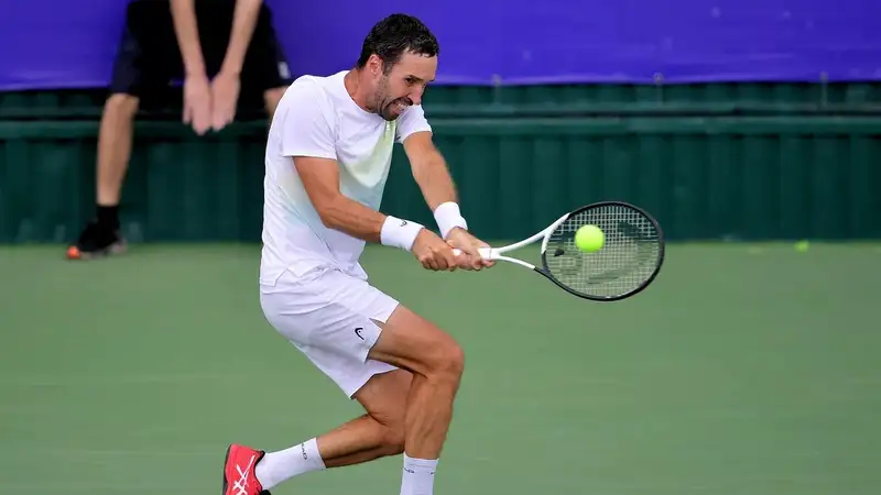 Казахстанские теннисисты успешно стартовали на турнире в Великобритании