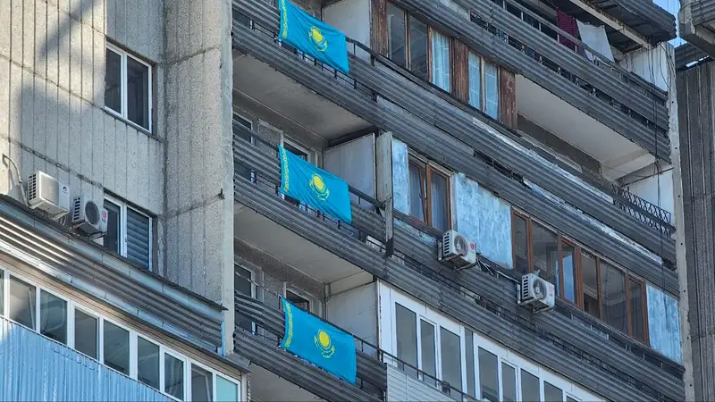 Алматинцы вывесили флаги на своих балконах в честь Дня государственных символов
