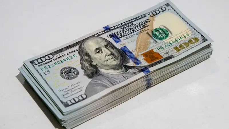 Почему падает курс тенге и когда это закончится