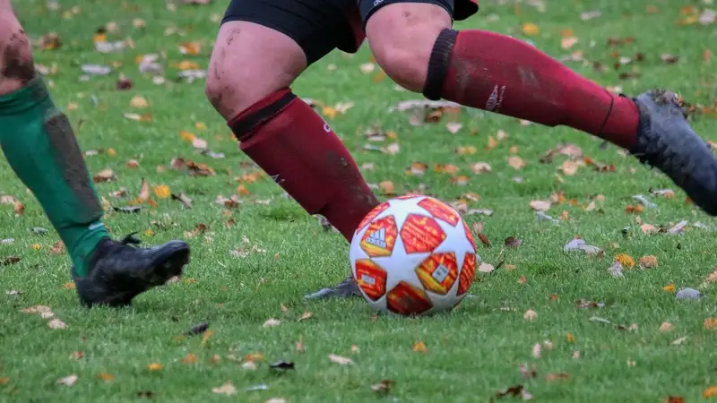 Футболистка из Конго с одного удара уложила соперницу на поле