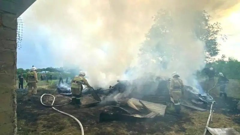 Хозпостройка вспыхнула рядом с жилым домом в Алматы