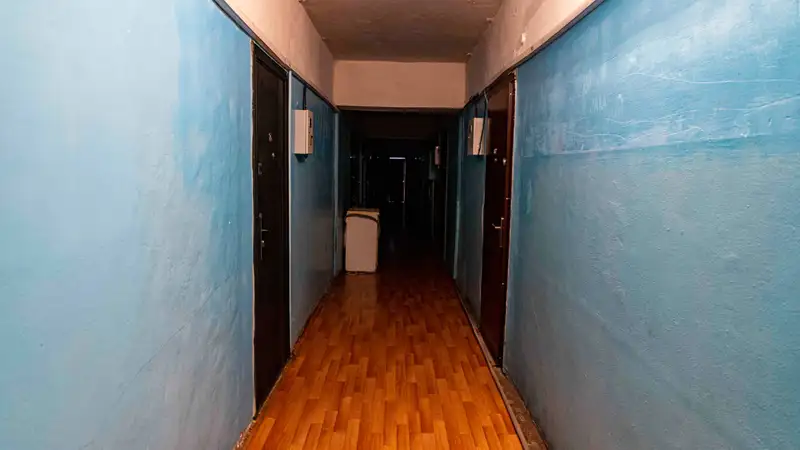 В Усть-Каменогорске сотрудники МЧС спасли зажатую между дверьми девочку