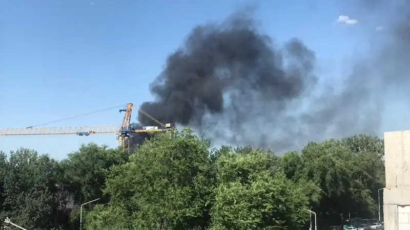 Черный дым встревожил алматинцев: загорелся склад