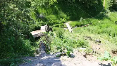 На горной дороге Алматы груженый КАМАЗ упала с обрыва, фото - Новости Zakon.kz от 08.06.2024 15:06