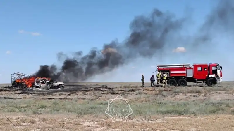 На трассе в Атырауской области загорелся автомобиль с иностранцами