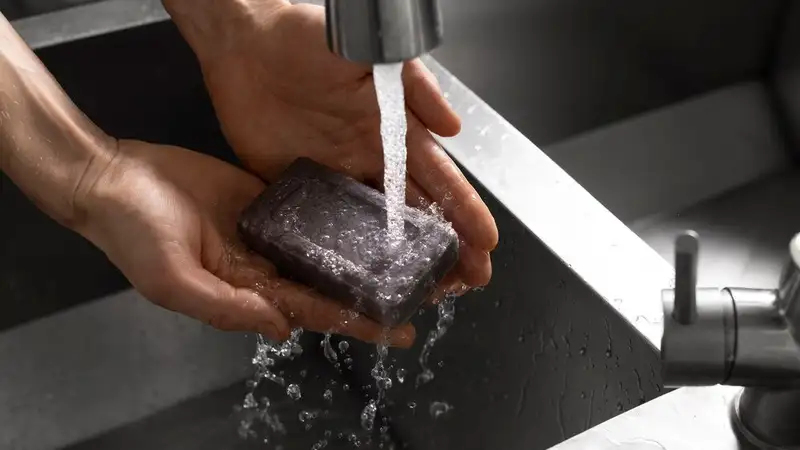 Как ржавая вода может навредить коже, рассказала врач