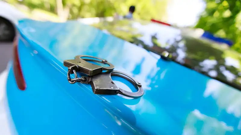 Пытался растоптать свой смартфон – подозреваемый в серийном мошенничестве задержан в СКО