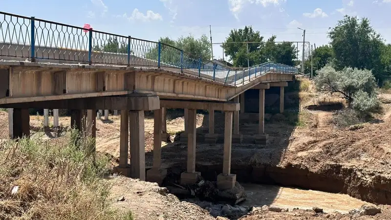 Обрушение моста в Шымкенте: местные жители жалуются на отсутствие транспорта и дорогое такси в город