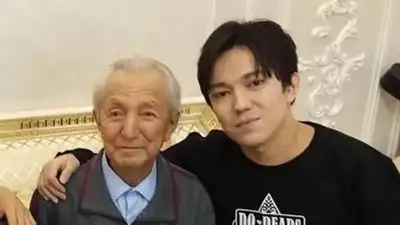 Димаш Кудайберген опубликовал детское фото с дедушкой в годовщину его смерти , фото - Новости Zakon.kz от 14.06.2024 01:15