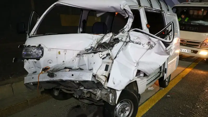 Пять помятых машин и двое пострадавших: в Алматы две аварии произошли напротив друг друга