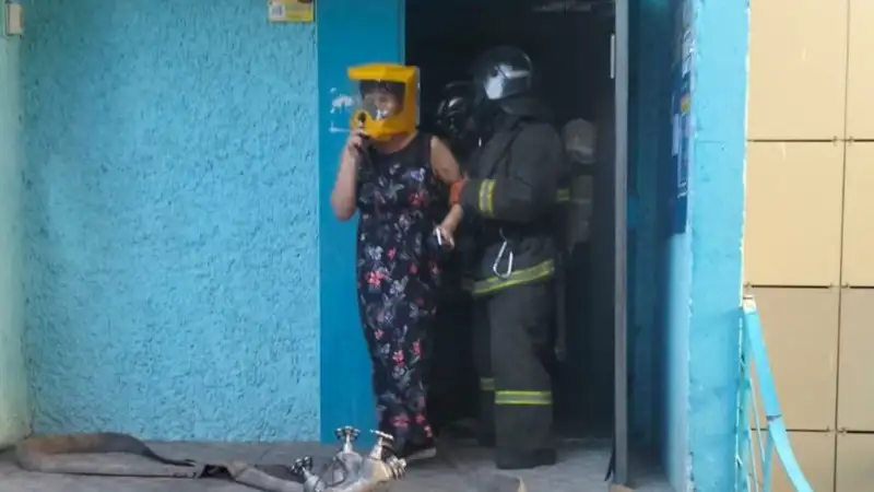 Троих человек спасли из пожара в Костанае