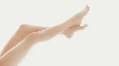 Лето – это время, когда становятся очевидными все достоинства и недостатки внешности. Особое внимание – стопы ног. Как сделать пяточки гладкими, какие средства для педикюра можно использовать дома, как избавиться от трещин на пятках, об этом в материале Zakon.kz., фото - Новости Zakon.kz от 14.06.2024 13:22