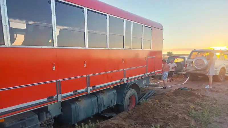 Автобус с туристами из Великобритании застрял в песке в Конаеве