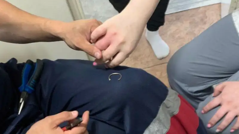 Необычный вызов: казахстанка обратилась к спасателям после примерки колец