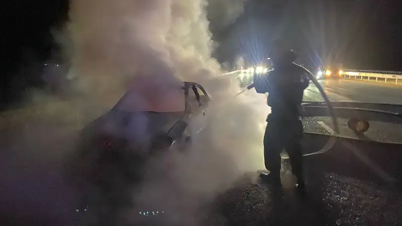 На трассе Астана – Петропавловск сгорел автомобиль