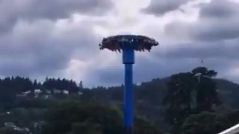 Около 30 человек застряли вверх ногами на аттракционе в США