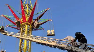 аттракцион завис с людьми, фото - Новости Zakon.kz от 16.06.2024 21:08