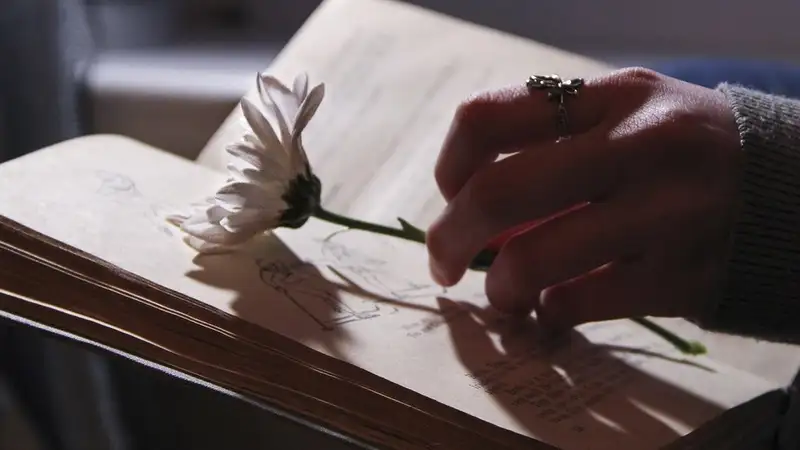 Очередной девушке с кольцом на пальце потребовалась помощь спасателей