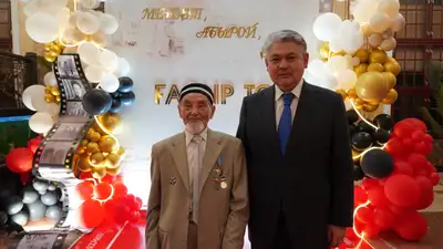 В ВКО ветерана ВОВ поздравили с вековым юбилеем, фото - Новости Zakon.kz от 17.06.2024 21:05