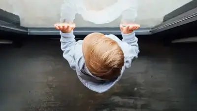 В Щучинске двухлетний малыш выпал из окна пятого этажа и остался жив , фото - Новости Zakon.kz от 17.06.2024 18:20