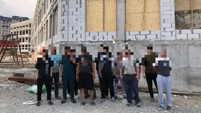 Нелегалы из Африки трудились в центре Алматы, фото - Новости Zakon.kz от 18.06.2024 11:44