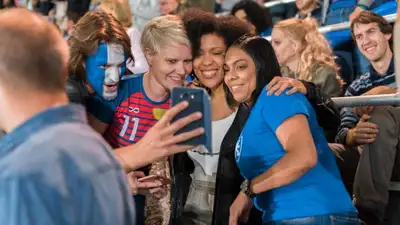 Футбол Болельщик уснул, фото - Новости Zakon.kz от 18.06.2024 14:25