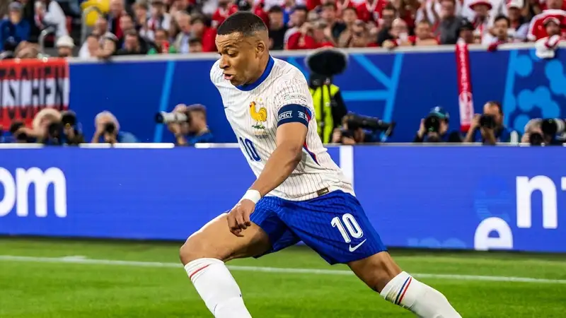 Евро-2024: Мбаппе сломали нос и он планирует вернуться в маске