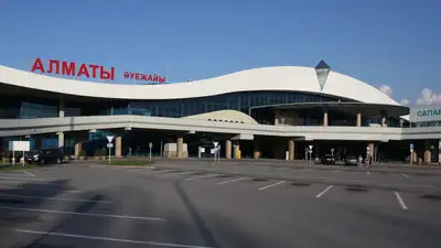Аэропорт в Алматы, Алматинский аэропорт, здание аэропорта Алматы, парковка аэропорта Алматы, парковочные места в аэропорту Алматы, фото - Новости Zakon.kz от 24.01.2025 14:36