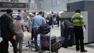 Осмотр багажа, проверка чемоданов, проверка вещей, сумок в аэропорту, интроскоп, прилет, вылет из аэропорта, люди в аэропорту, фото - Новости Zakon.kz от 16.08.2024 19:19