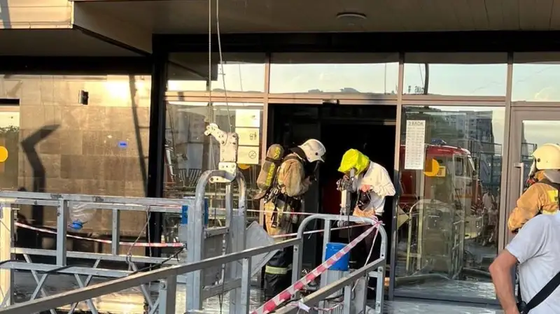 Почти 50 человек эвакуировали из-за пожара в многоэтажке Алматы