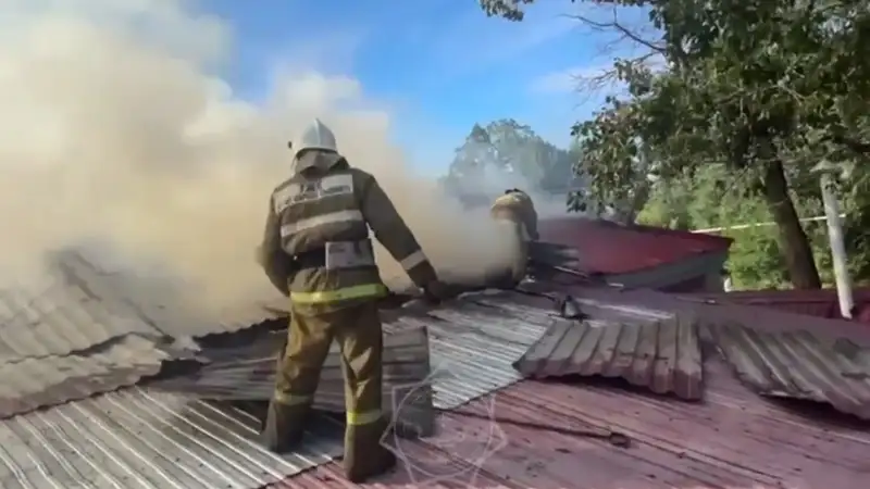 Пожар охватил огромную площадь кровли строящегося здания в Зайсане