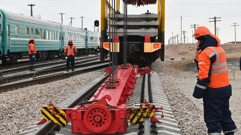 Опоздание поездов перевозчик объяснил паводками в Казахстане