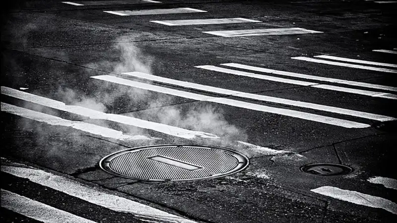 Канализационные испарения душат жильцов дома до 15-го этажа в Астане